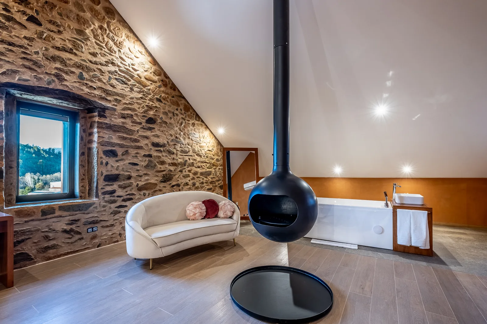 Cherry Suite — Image 7